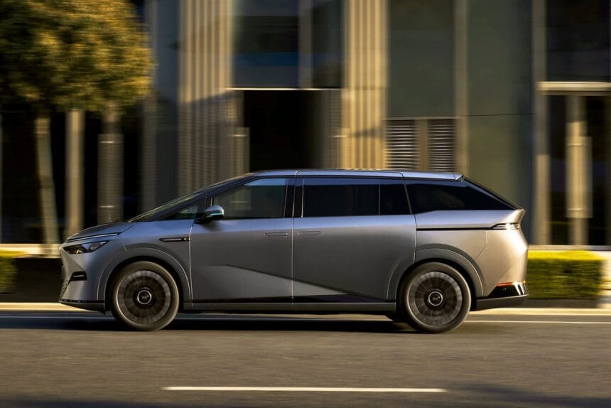 xpeng x9 in pakistan